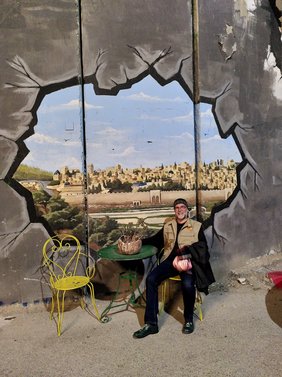 Georg Haigermoser vor dem Graffiti "Loch in der Mauer"
